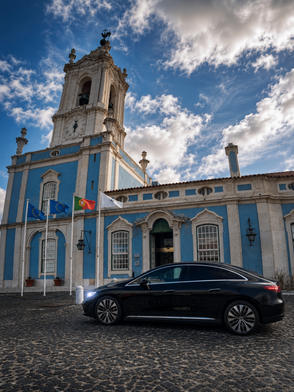 Mercedes EQS ao lado de igreja azul sob céu dramático