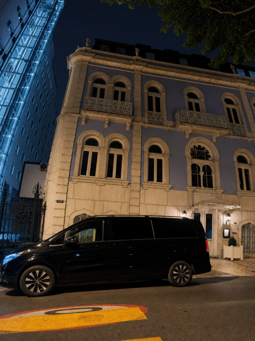 Mercedes Classe V em frente a edifício histórico em Lisboa à noite