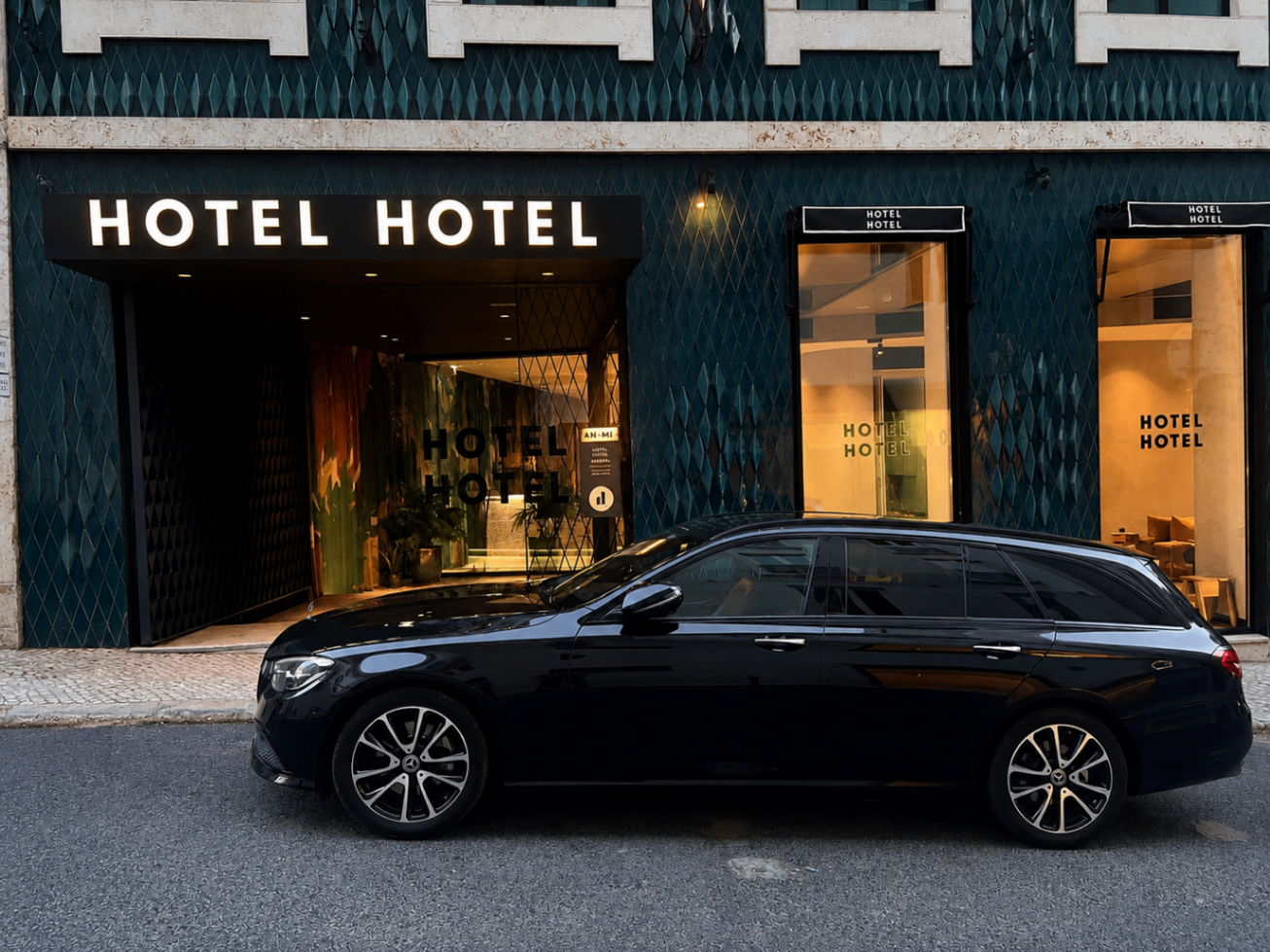 Mercedes Classe E preto estacionado em frente ao Hotel Hotel em Lisboa