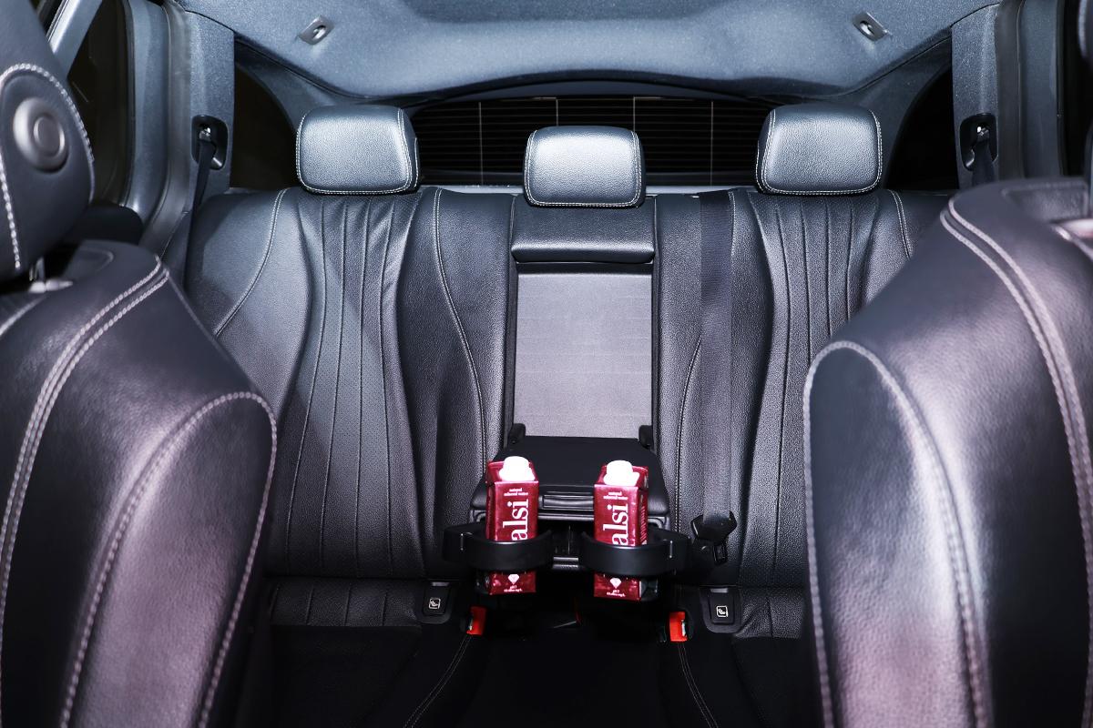 Interior traseiro com amenities