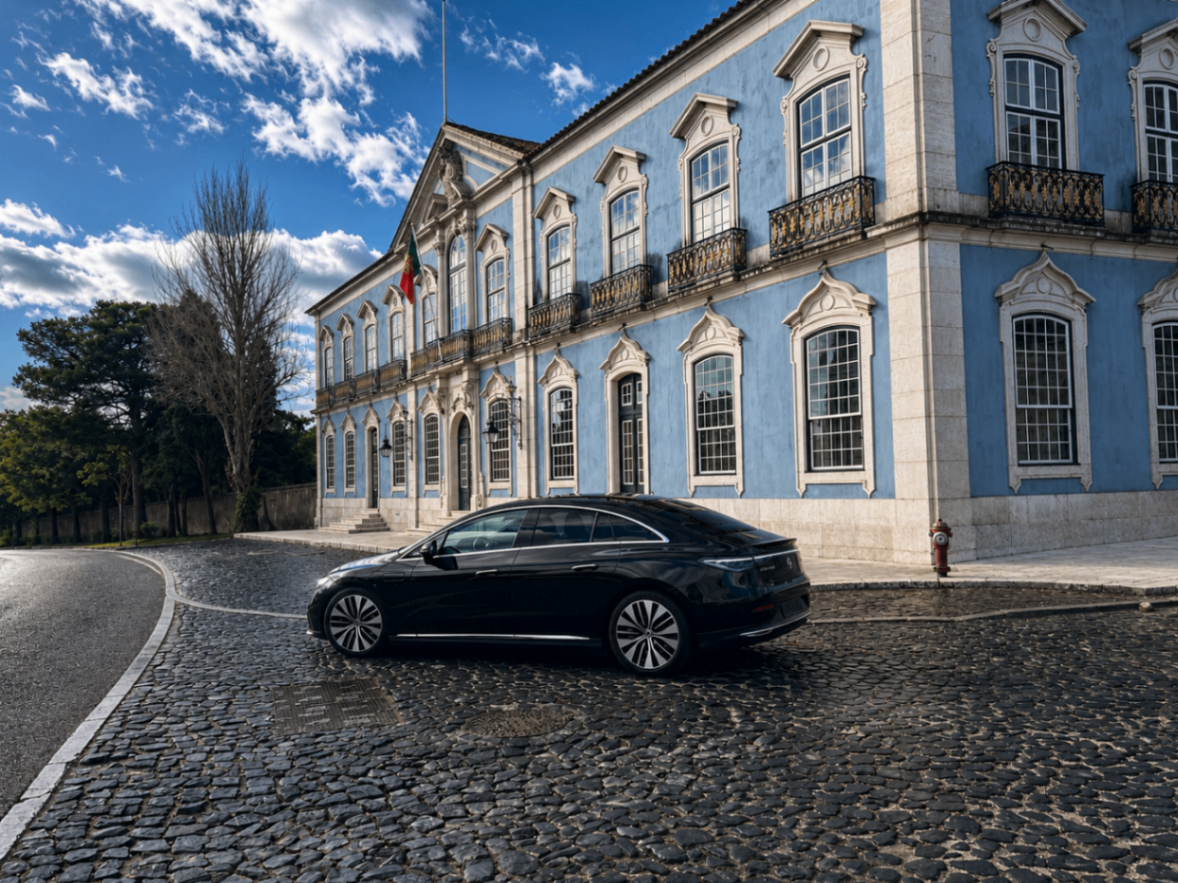Mercedes EQS em curva junto a edifício azul histórico