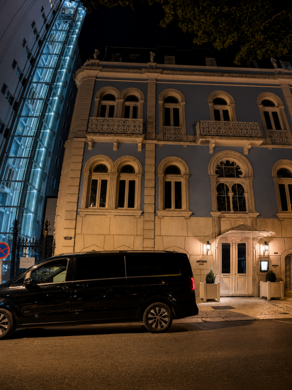 Mercedes Classe V em frente ao hotel Jincouh à noite