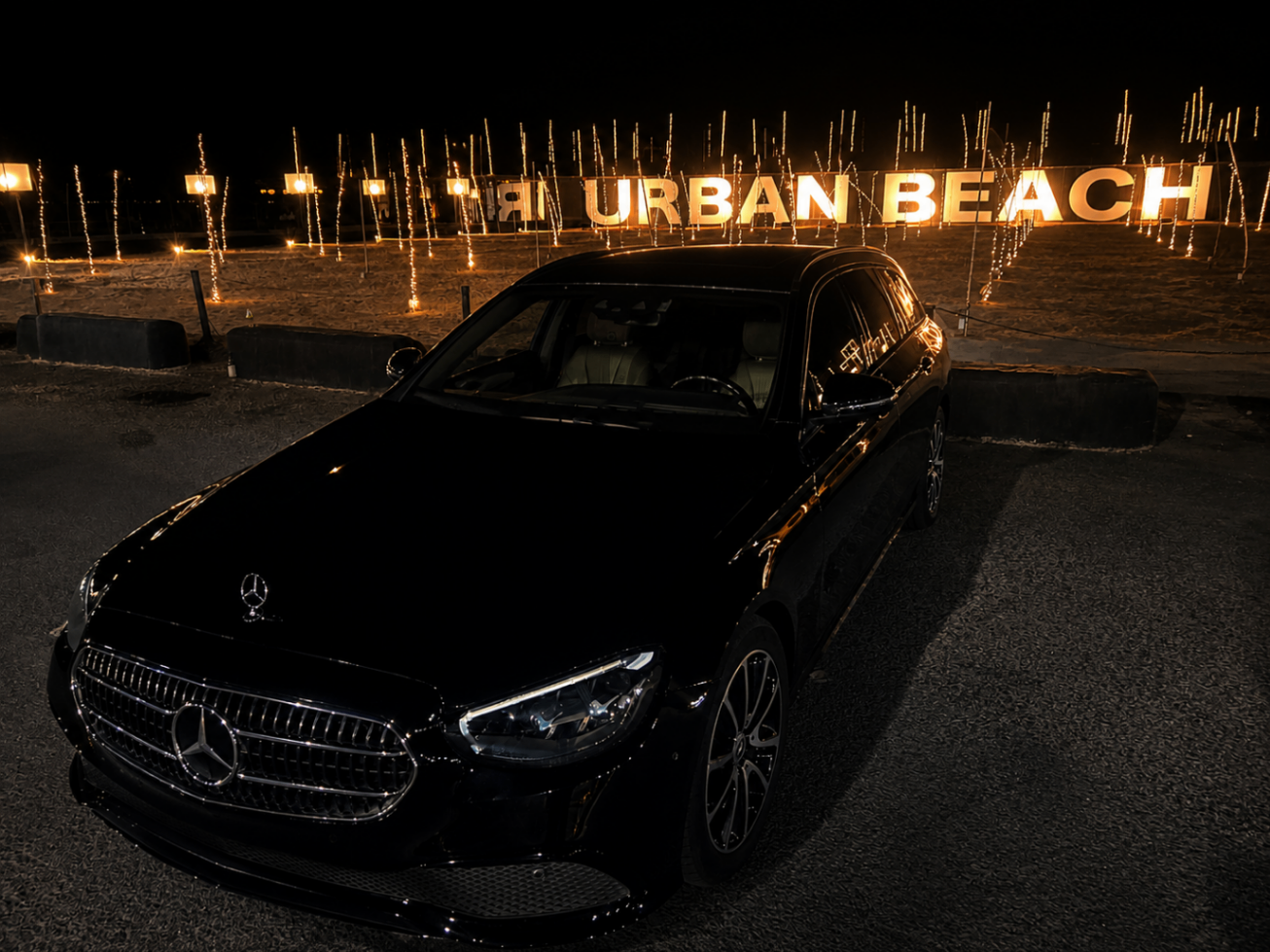 Mercedes preto sob luzes do Urban Beach à noite