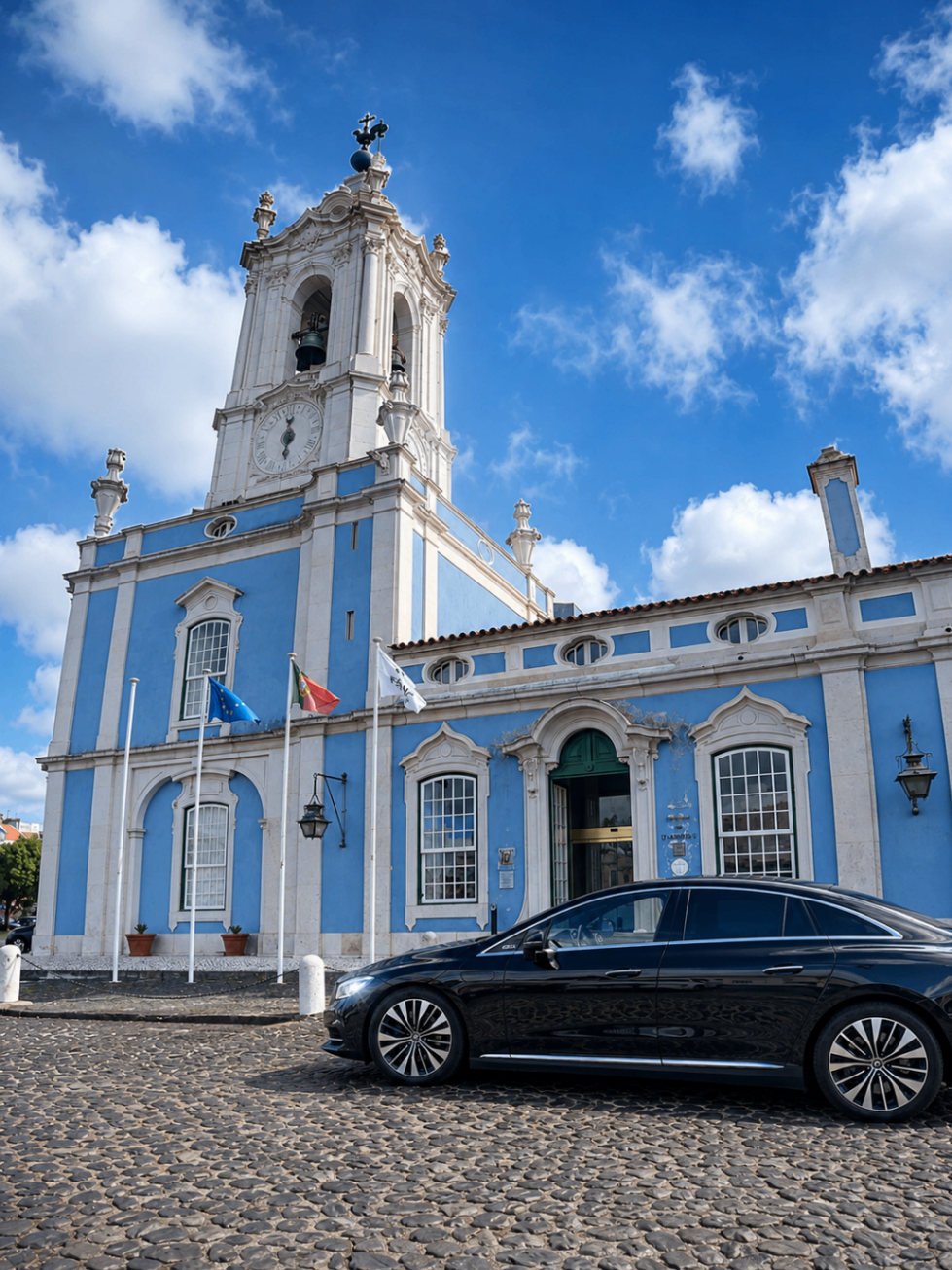 Mercedes EQS preto em frente a igreja azul histórica em Portugal
