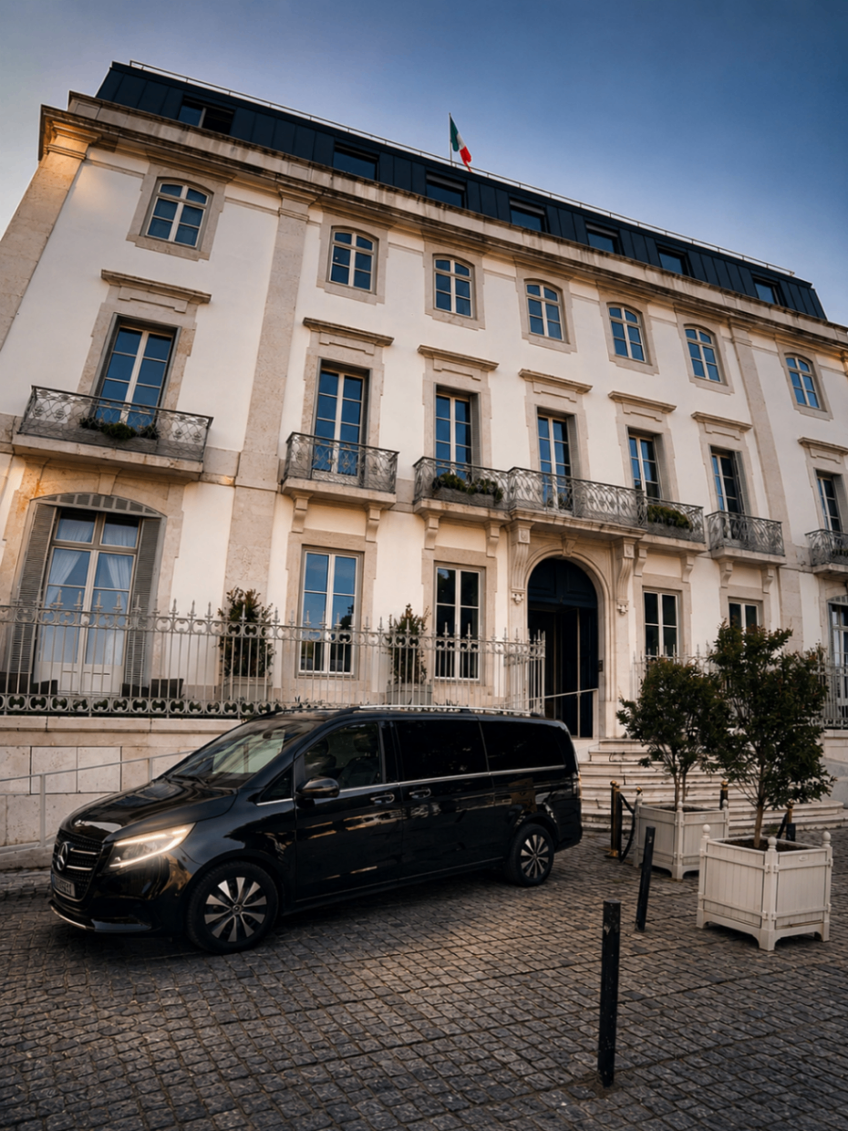 Mercedes Classe V preto em praça histórica ao entardecer