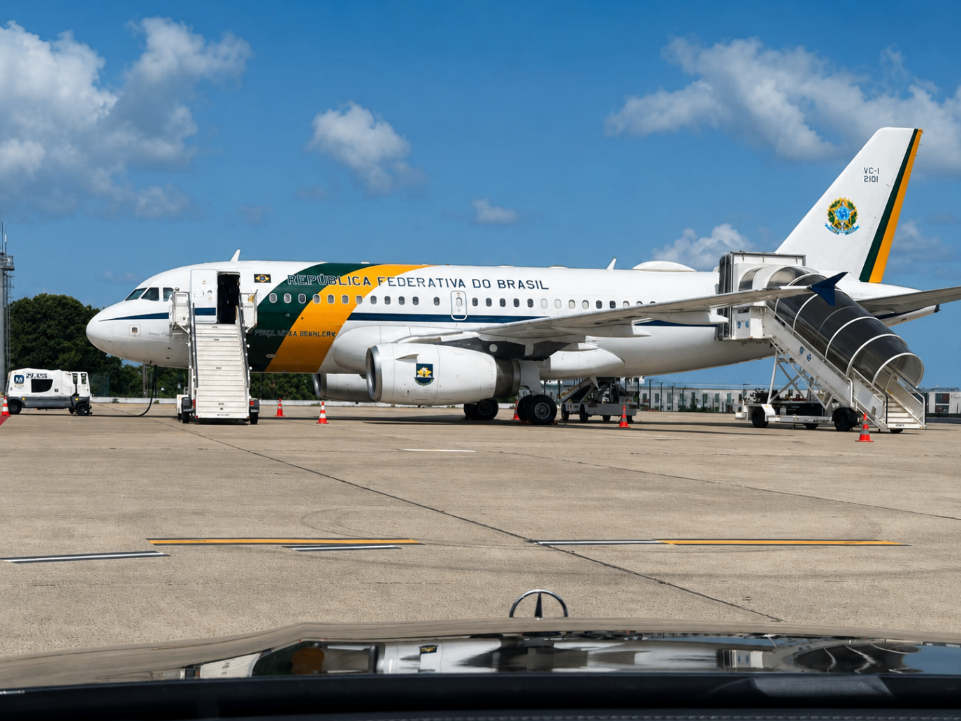 Avião presidencial brasileiro na pista visto a partir de veículo Mercedes